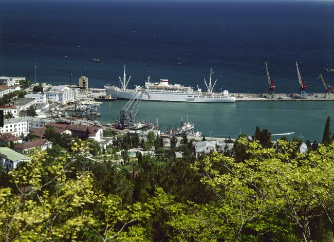 Вид на акваторию Ялтинского торгового порта