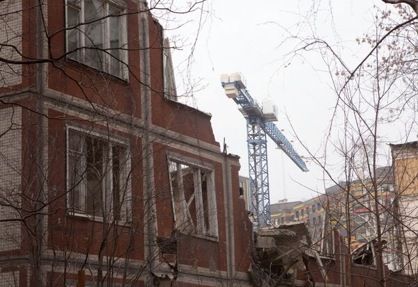 Снос жилого пятиэтажного дома на улице Народного ополчения в Москве