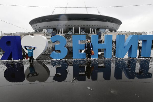Болельщики у нового стадиона Санкт-Петербург Арена
