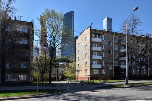 Пятиэтажные дома рядом с международным деловым центром Москва-Сити в Шмитовским проезде
