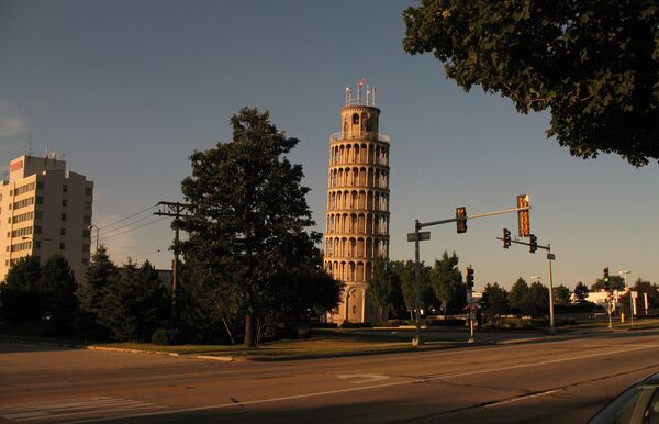 Пизанская башня в Найлзе, США