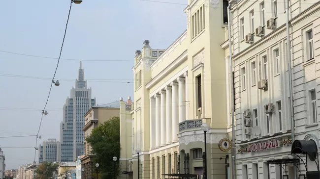 Здание театра Ленком на улице Малая Дмитровка в Москве