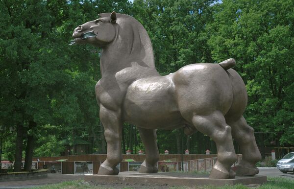 Памятник коню
