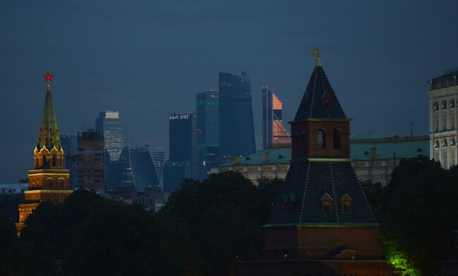 Вид на небоскребы Москва-сити с Большого Москворецкого моста в Москве