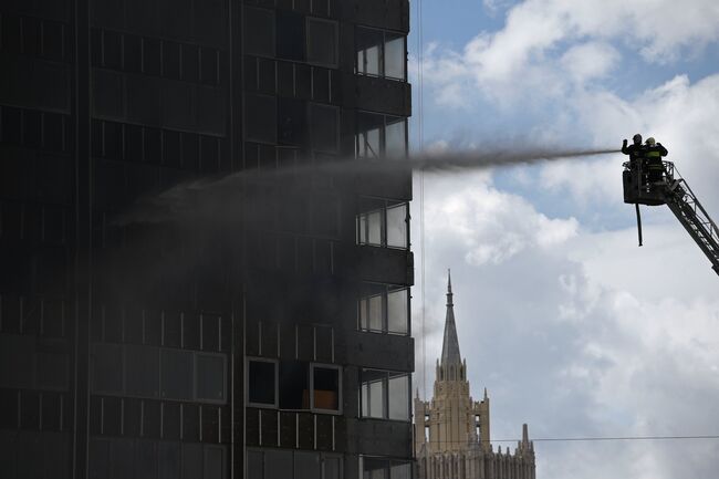 Высотное здание горит на Новом Арбате в Москве