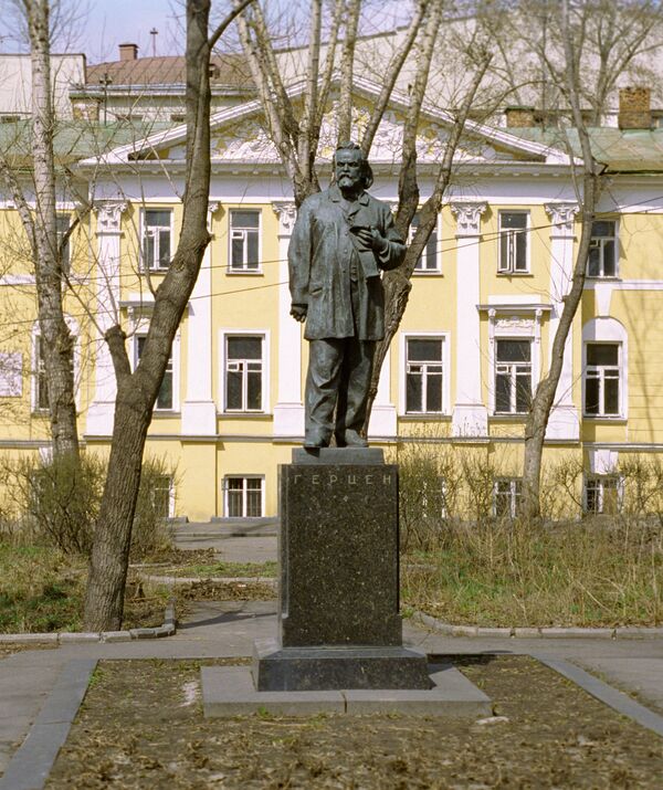 Памятник Александру Герцену