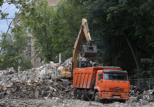 Снос жилого пятиэтажного дома на улице Молодцова в Москве