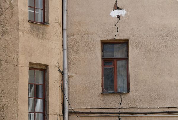 Трещина в стене четырехэтажного жилого дома в Панфиловском переулке в Москве