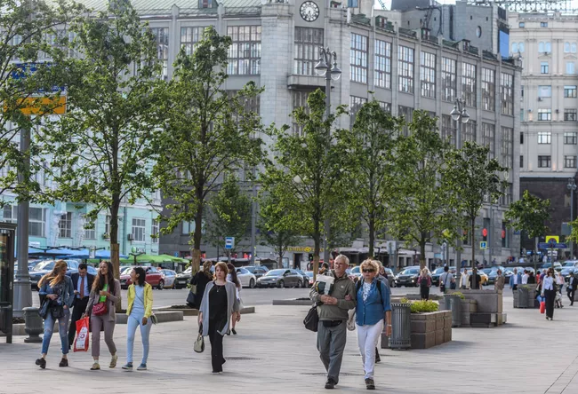 Прохожие на Тверской улице в Москве.