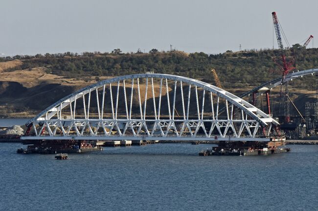 Арку Крымского моста переместили на плавучие опоры