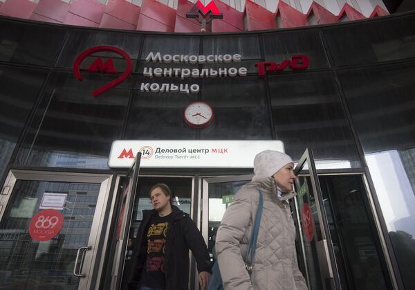 Пассажиры на станции Деловой центр Московского центрального кольца в Москве