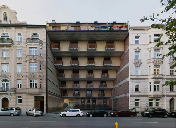 12 гадких утят, Мюнхен, 2012 год. Простое здание стоит рядом с дорогими домами в стиле необарокко. За цифрой 12 скрывается число квартир в доме.
