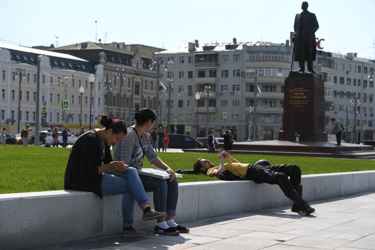 Благоустроенные улицы и площади Москвы в рамках программы Моя Улица. На площади Тверская Застава. Справа - памятник Максиму Горькому.