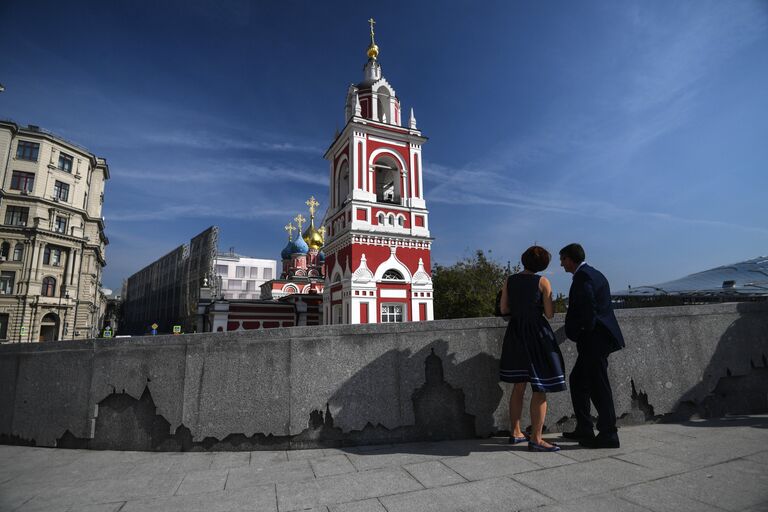 Благоустроенные улицы и площади Москвы в рамках программы Моя Улица. Отреставрированный храм Георгия Победоносца на Варварке.