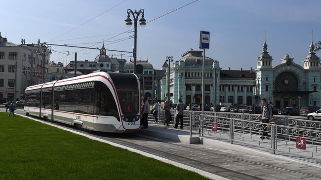 Благоустроенные улицы и площади Москвы в рамках программы Моя Улица. Трамвай на площади Тверская Застава. Справа - здание Белорусского вокзала.