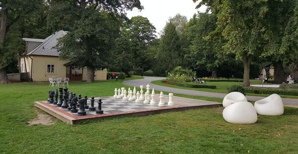 Большие шахматы в парке замка Лоучень