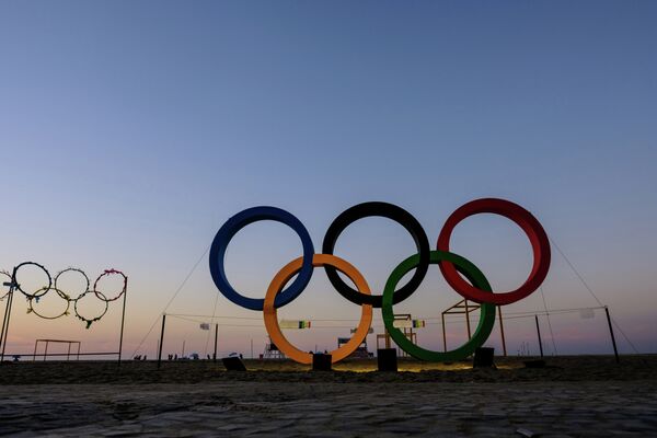 Олимпийские кольца на пляже Копакабана