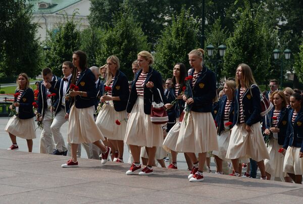Члены олимпийской сборной России возлагают цветы к Вечному огню в Александровском саду в Москве