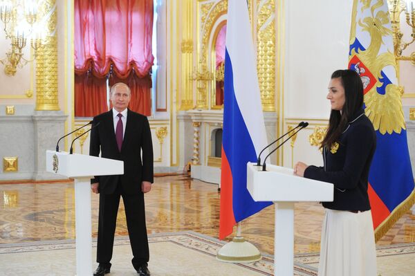 Президент России Владимир Путин и двукратная олимпийская чемпионка Елена Исинбаева (слева направо)