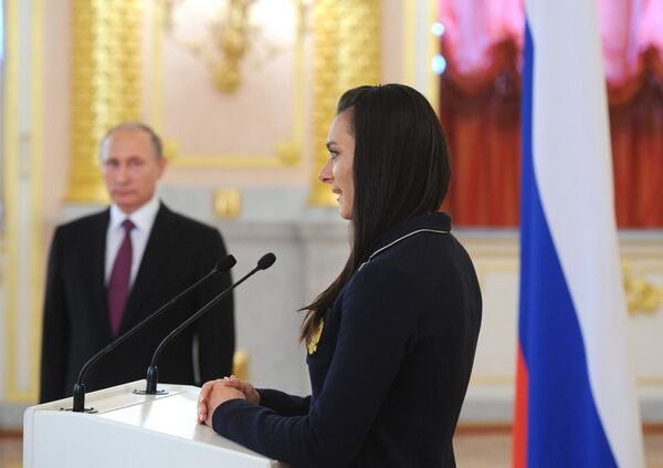 Двукратная олимпийская чемпионка Елена Исинбаева выступает на встрече с президентом России Владимира Путина