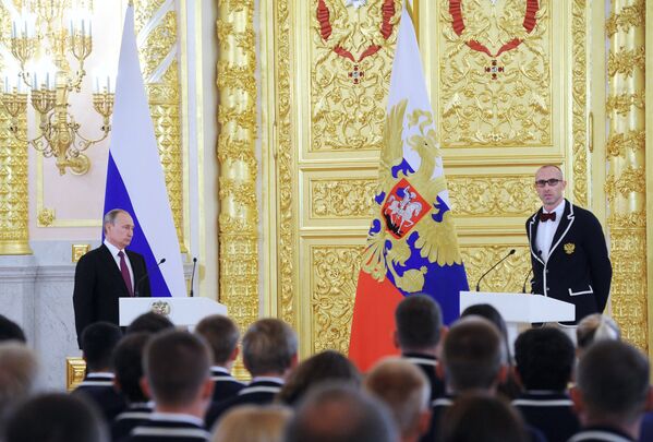 Президент России Владимир Путин (слева) и волейболист, олимпийский чемпион Сергей Тетюхин