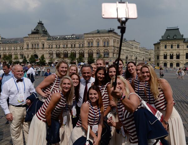 Министр спорта РФ Виталий Мутко (в центре) вместе с гандболистками женской сборной России на Красной площади