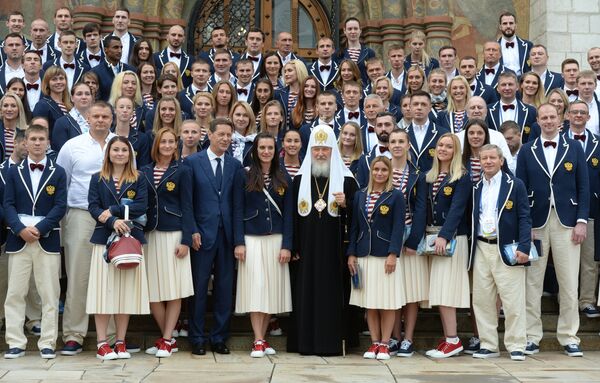 Патриарх Московский и всея Руси Кирилл и члены российской олимпийской сборной после напутственного молебна