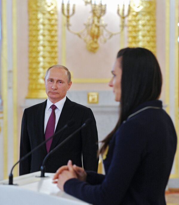 Президент России Владимир Путин и двукратная олимпийская чемпионка Елена Исинбаева