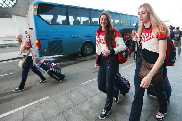 Волейболистки женской сборной России во время проводов олимпийской сборной России в Рио-де-Жанейро в аэропорту Шереметьево