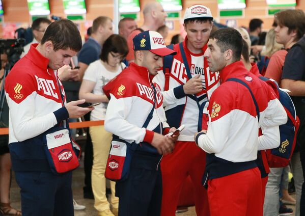 Члены сборной России по боксу во время проводов олимпийской сборной России в Рио-де-Жанейро в аэропорту Шереметьево
