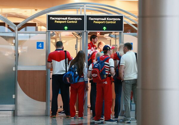 Члены олимпийской сборной России проходят паспортный контроль