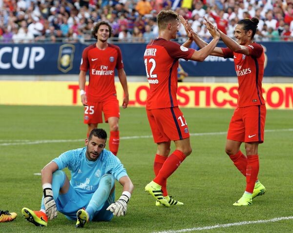 Футболисты французского Пари Сен-Жермен радуются забитому голу