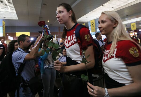 Волейболистки сборной России во время проводов олимпийской сборной России в Рио-де-Жанейро в аэропорту Шереметьево