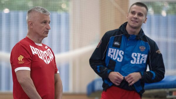 Главный тренер сборной России по прыжкам на батуте Николай Макаров (слева) и спортсмен Андрей Юдин