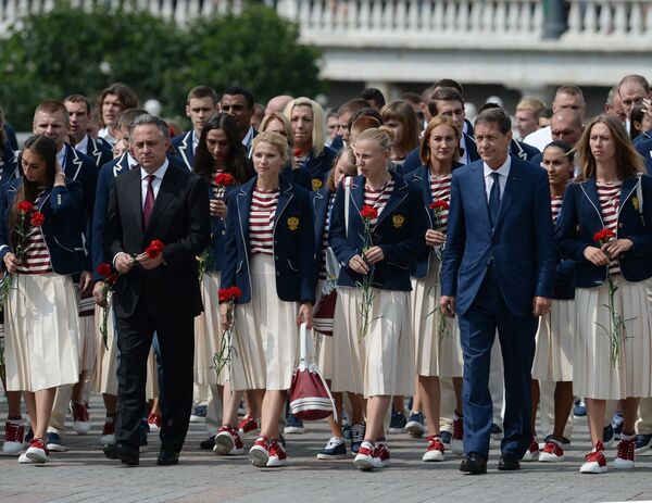 Олимпийская сборная России возложила цветы к Вечному огню в Александровском саду