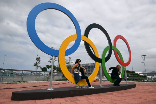 Девушки в Олимпийском парке в Рио-де-Жанейро