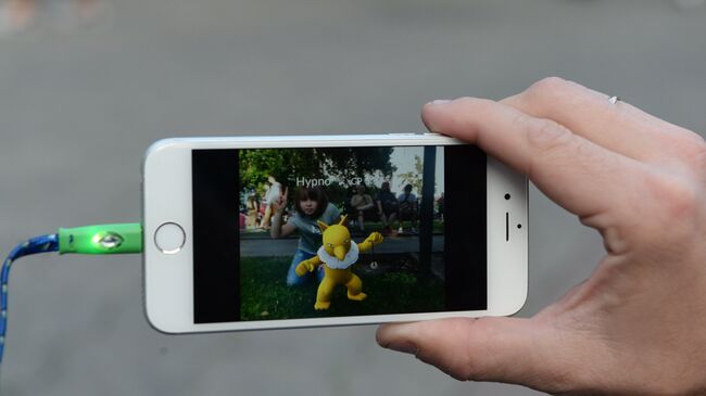 Игровое приложение Pokemon Go от компании Nintendo на экране мобильного телефона
