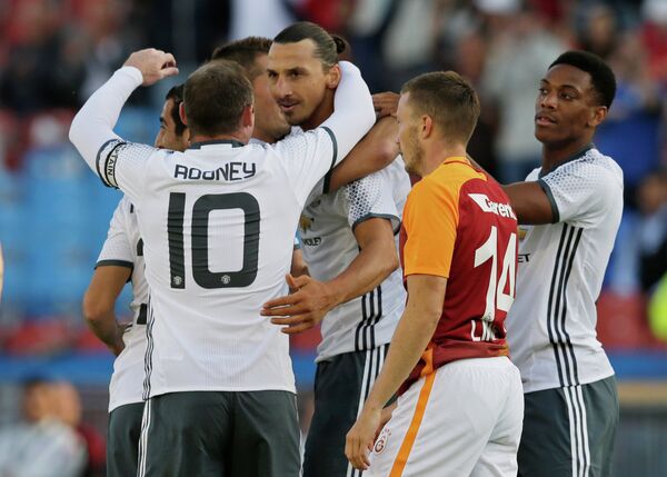 Футболисты Манчестер Юнайтед поздравляют Златана Ибрагимовича с забитым голом
