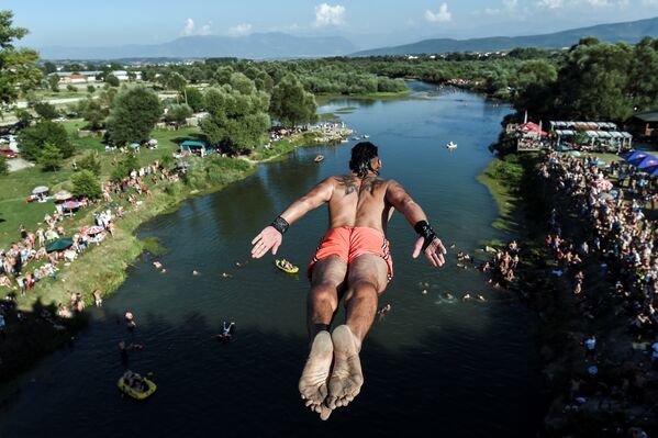 Спортсмен прыгает с моста высотой 22 метра во время соревнований по хай-дайвингу