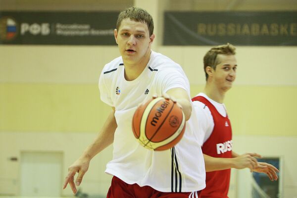 Баскетболисты мужской сборной России Тимофей Мозгов (слева) и Дмитрий Хвостов