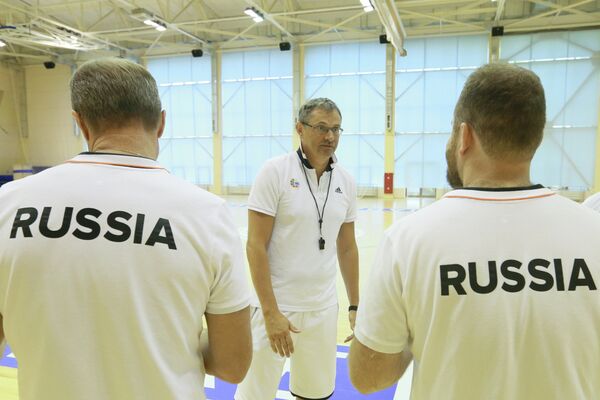 Главный тренер мужской сборной России по баскетболу Сергей Базаревич (в центре)
