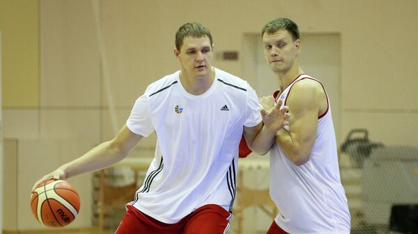 Баскетболисты сборной России Тимофей Мозгов (слева) и Петр Губанов