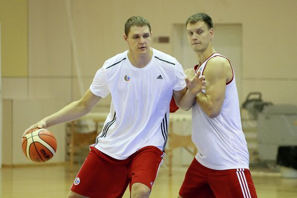 Баскетболисты сборной России Тимофей Мозгов (слева) и Петр Губанов