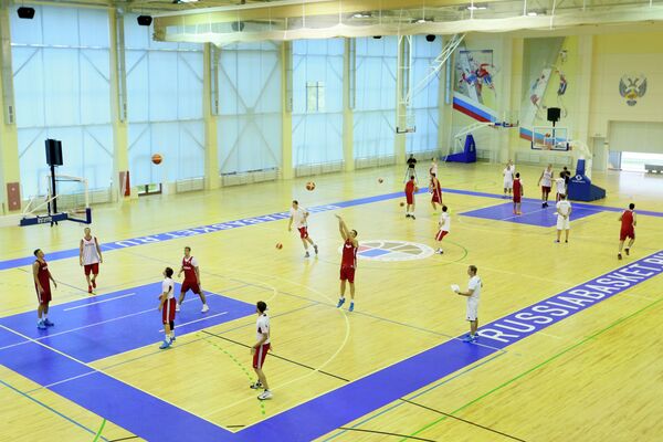 Игроки мужской сборной России по баскетболу во время тренировки