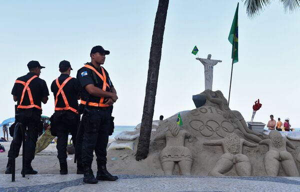 Сотрудники полиции на пляже Копакабана