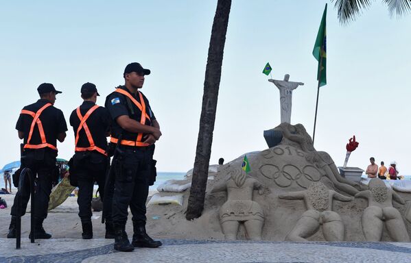Сотрудники полиции на пляже Копакабана в Рио-де-Жанейро