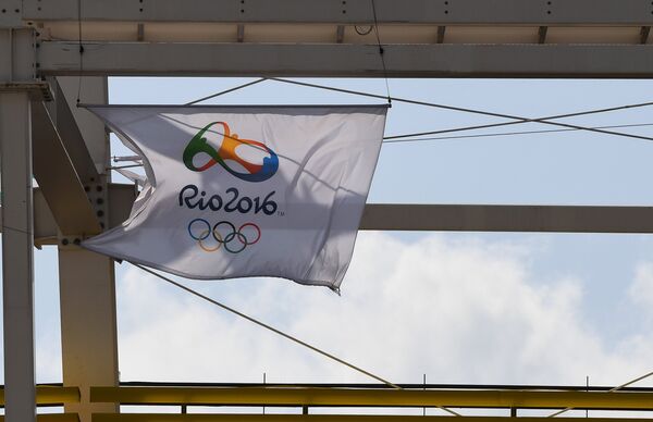 Флаг Олимпийских игр-2016 в олимпийском парке в Рио-де-Жанейро
