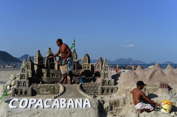 Отдыхающие на пляже Копакабана в Рио-де-Жанейро