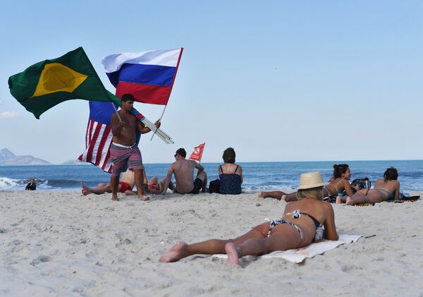 Отдыхающие на пляже Копакабана в Рио-де-Жанейро