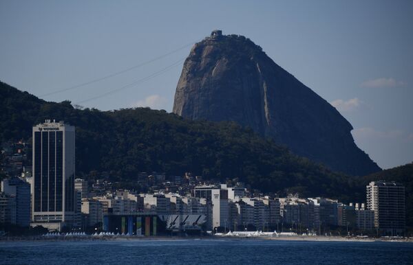 Арена пляжного волейбола и гора Сахарная Голова в Рио-де-Жанейро